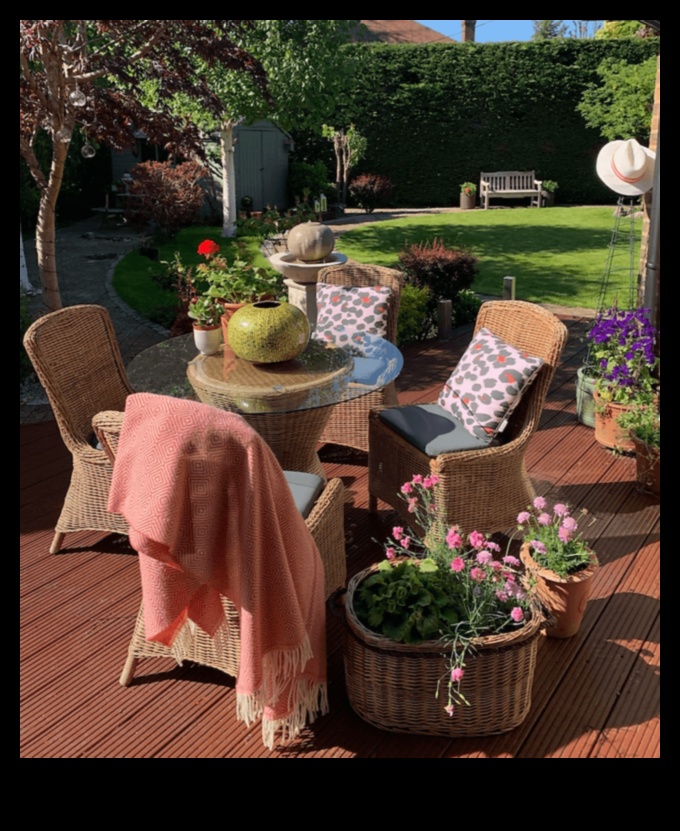 Whimsical Charm: Κομψές πινελιές για τον κήπο σας