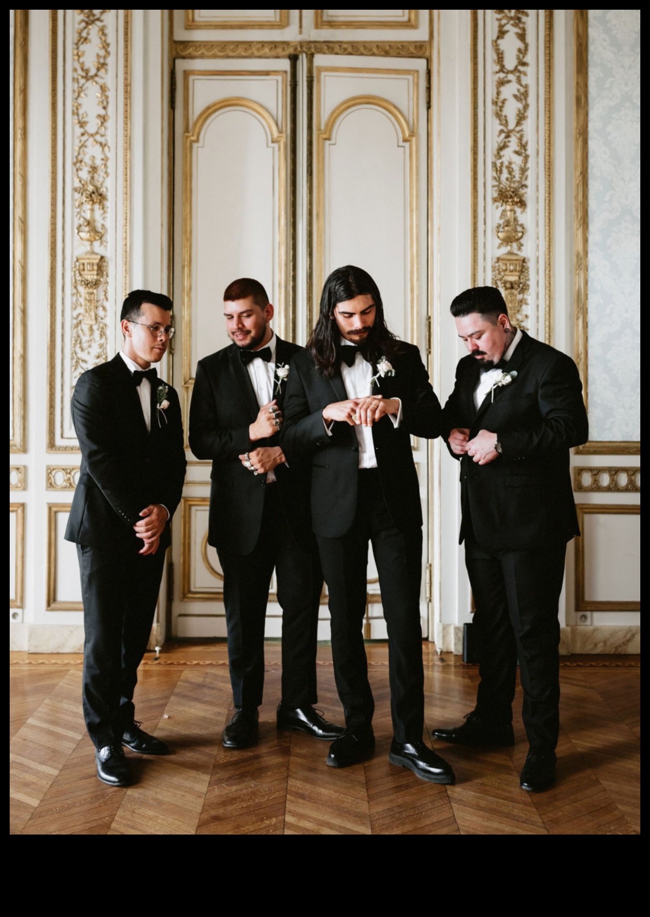 Η ενδυμασία του γαμπρού Chic Elegance θριαμβεύει σε διαχρονικό στυλ 1 Chic Elegance: Groom's Attire Triumph